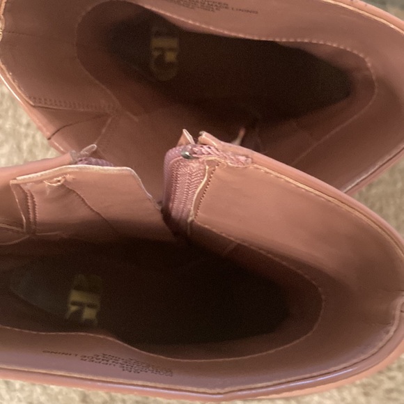 Levi-Tate Patent Platform Mid
Boots Plush/ Light Pink color - Picture 7 of 7